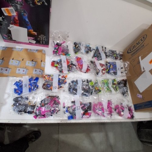 2503PC LEGO FORTNITE MECHA TEAM LEADER FIGURE (MODEL: 77078) image 3