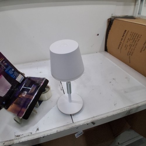 PHILIPS HUE GO SMART LED COLOUR CHANGING PORTABLE TABLE LAMP FOR INDOOR/OUTDOOR USE - CONTROL WITH HUE APP OR VOICE ASSISTANT - WHITE image 3