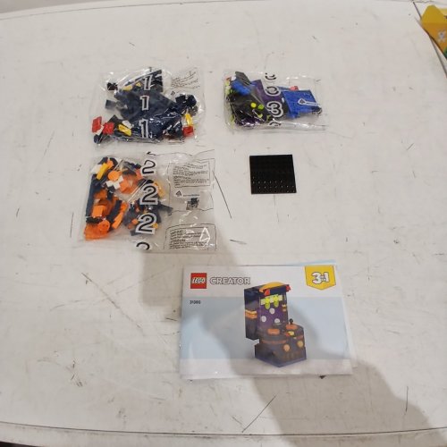 LEGO CREATOR 3-IN-1 RETRO GAMING CONSOLE BUILDING SET (MODEL: 31380) image 2