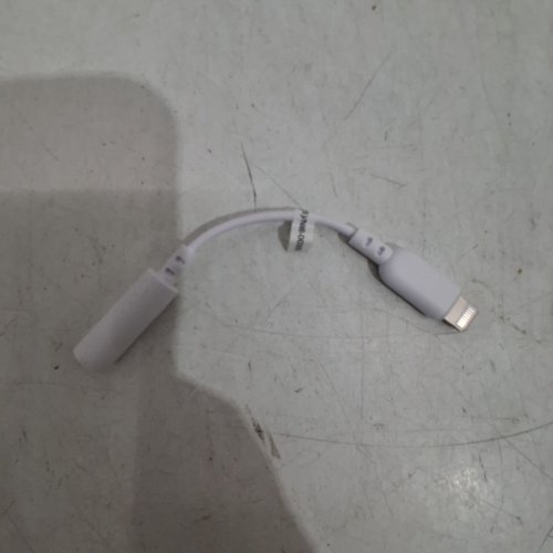 ONN. LIGHTNING TO 3.5 MM AUX ADAPTER - WHITE image 2
