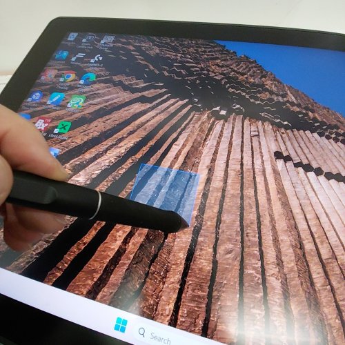 HUION DRAWING TABLET KAMVAS 22 PLUS - PEN DISPLAY. FULL LAMINATION SCREEN. 1200:1 CONTRAST RATIO. 140% SRGB GAMUT WITH ADJUSTABLE STAND AND USB-C TO USB-C CABLE (MODEL: GS2202) image 2