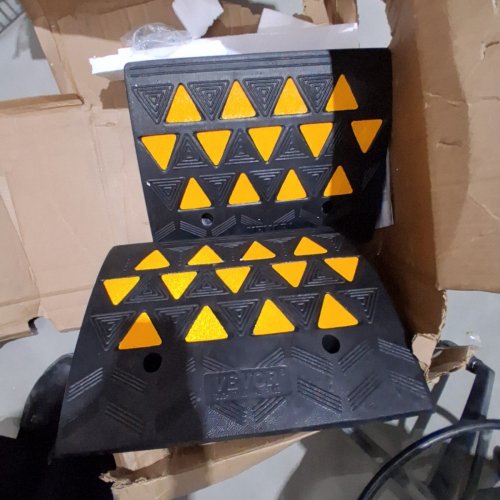 2PK VEVOR HEAVY DUTY RUBBER CURB RAMP 33069 LBS - 6" (MODEL: SJDLYPDGB2197XHMWV0) image 2