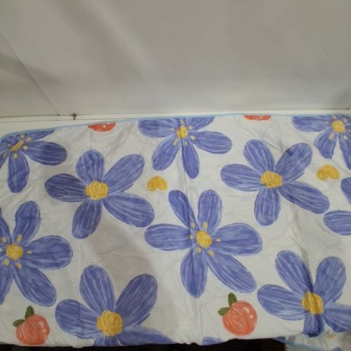 FLORAL BLUE DAISY REVERSIBLE BEDSPREAD THROW BLANKET - 56" X 37" - BLUE MULTICOLOUR image 2