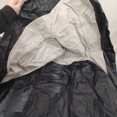 AMAZON BASICS INFLATABLE AIR MATTRESS WITH BUILT IN PUMP - QUEEN - BLACK (MODEL: HT-688) image 3