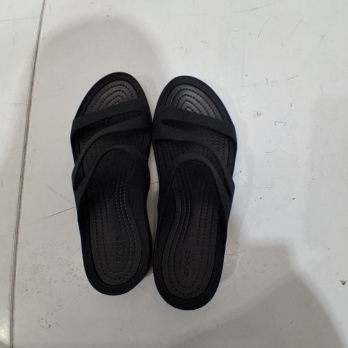 WOMENS CROCS GETAWAY STRAPPY SANDALS - SIZE 8 - BLACK image 2