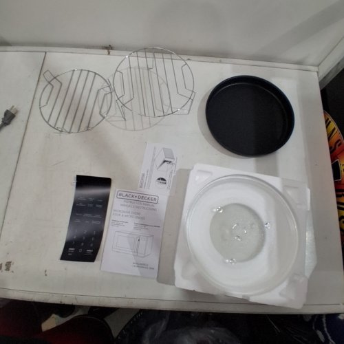 BLACK+DECKER 5-IN-1 MICROWAVE OVEN WITH AIR FRY- BLACK (MODEL: ES9P032NA-CA) image 7