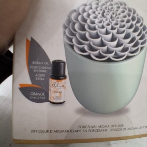 HOMEDICS ELLIA IN BLOOM PORCELAIN AROMA DIFFUSER - BONUS 15ML ORANGE OIL - WHITE/GREEN (MODEL:ARM-P250GR-EO9) image 3