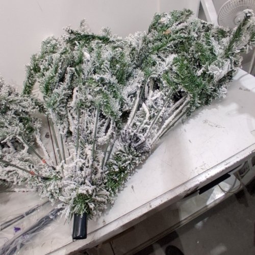 COSTWAY UNLIT SNOW FLOCKED ARTIFICIAL CHRISTMAS TREE WITH 500 TIPS, 6FT - SNOWY GREEN (MODEL: CM24572) image 5