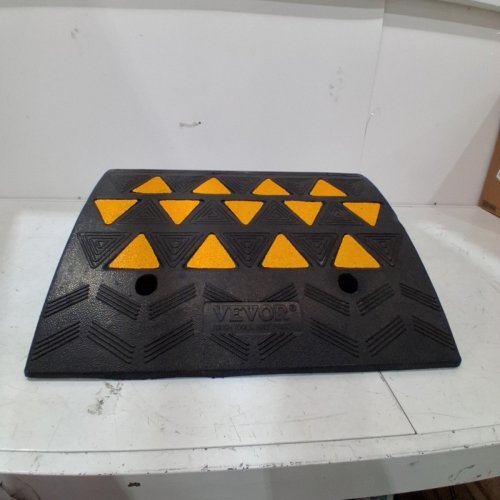 VEVOR RUBBER CURB RAMP - 6" X 19.3"- BLACK/YELLOW image 2