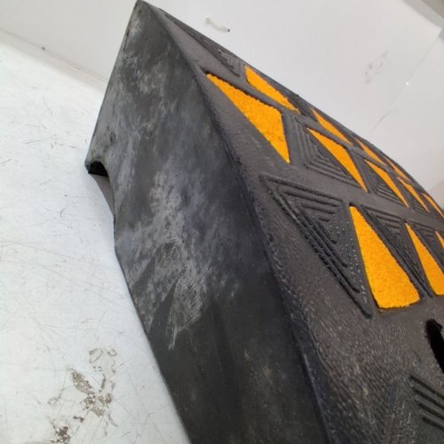VEVOR RUBBER CURB RAMP - 6" X 19.3"- BLACK/YELLOW image 3