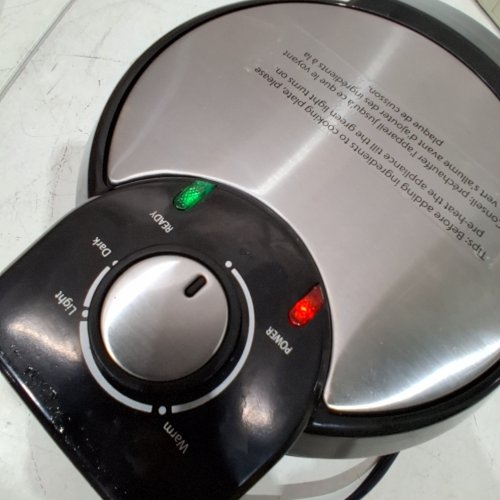 AMAZON BASICS BELGIAN WAFFLE MAKER WITH NONSTICK COATED PLATE AND BROWNING CONTROL - 760W - SLVER/BLACK (MODEL: AB-258NA) image 2