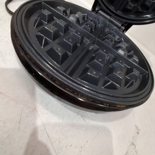 AMAZON BASICS BELGIAN WAFFLE MAKER WITH NONSTICK COATED PLATE AND BROWNING CONTROL - 760W - SLVER/BLACK (MODEL: AB-258NA) image 6