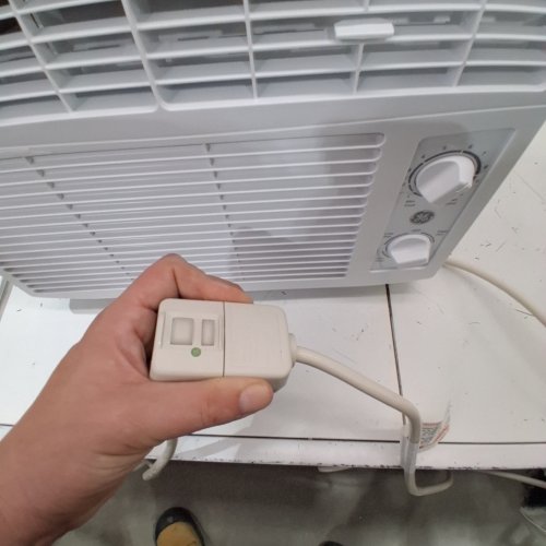 GE APPLIANCES ELECTRONIC WINDOW AIR CONDITIONER - 5,000 BTU - 150SQ.FT - WHITE (MODEL: AWAS05BWFC) image 2