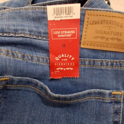 WOMEN'S SIGNATURE BY LEVI STRAUSS & CO GOLD MID RISE SHORTS - SIZE 18 - 5" - LIGHT BLUE image 2