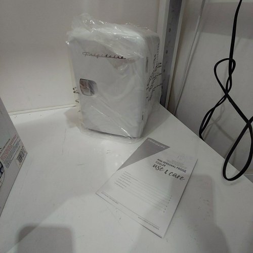 FRIGIDAIRE RETRO STYLE PERSONAL MINI FRIDGE - 4L (HOLDS 6 CANS) - WHITE (MODEL: EFMIS149_AMZ-WHITE) image 2