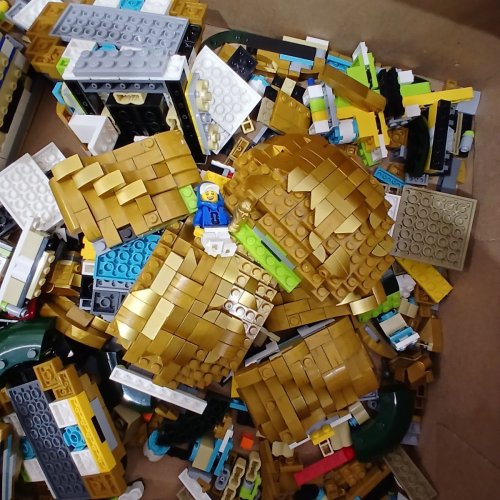 2842PC LEGO FIFA WORLD CUP OFFICIAL TROPHY (MODEL: 43020) image 3
