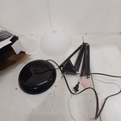 MAINSTAYS FLOOR LAMP - 71" - BLACK - (MODEL:JK1559BK) image 2
