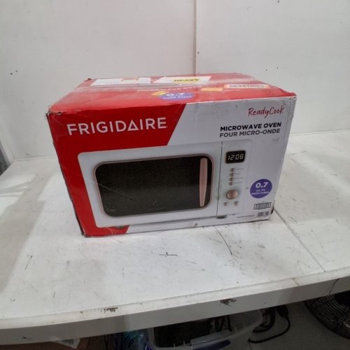 FRIGIDAIRE RETRO MICROWAVE OVEN - 0.7CU.FT, 700W - WHITE/GOLD (MODEL: EMW788-WHITERGLD) image 8