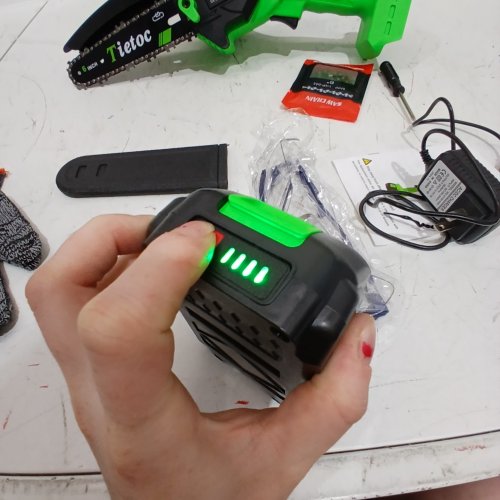 TIETOC 6" CORDLESS MINI HANDHELD CHAINSAW WITH 21V BATTERY - 880W - GREEN image 2