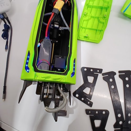 DEERC HIGH SPEED SELF-RIGHTING BRUSHLESS RC SPEED BOAT - 19" - 2500 MAH- GREEN (MODEL: S7) image 2