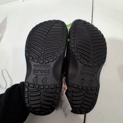 WOMEN'S CROCS CLASSIC CLOG - WOMEN: 8 MEN: 6 - BLACK image 4