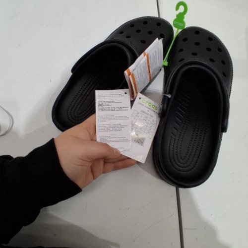 WOMEN'S CROCS CLASSIC CLOG - WOMEN: 8 MEN: 6 - BLACK image 6