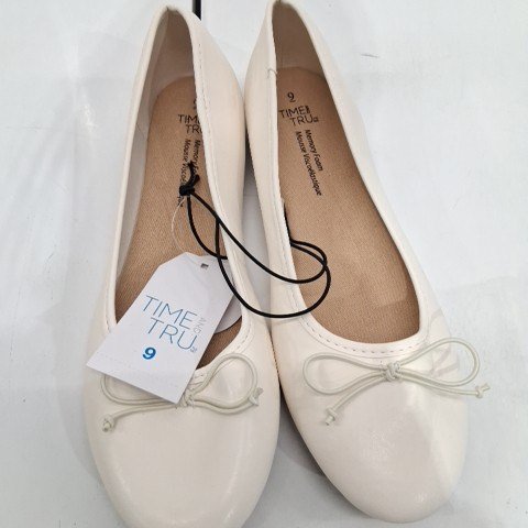 WOMEN'S TIME AND TRU BALLET FLATS - 9 - CREAM image 2