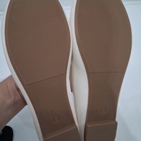 WOMEN'S TIME AND TRU BALLET FLATS - 9 - CREAM image 3