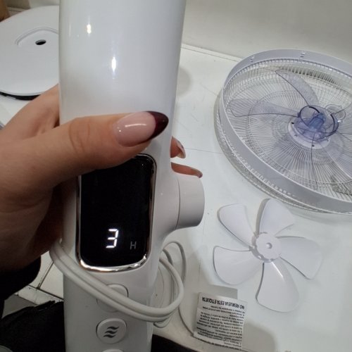 AMAZON BASICS REMOTE CONTROL STANDING FLOOR FAN - 16" - WHITE image 2