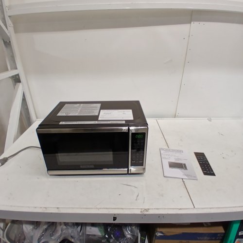 BLACK AND DECKER STAINLESS STEEL MICROWAVE - 700W - 0.7 CUFT - BLACK/SILVER (MODEL: EM720CB7-P/CA) image 2