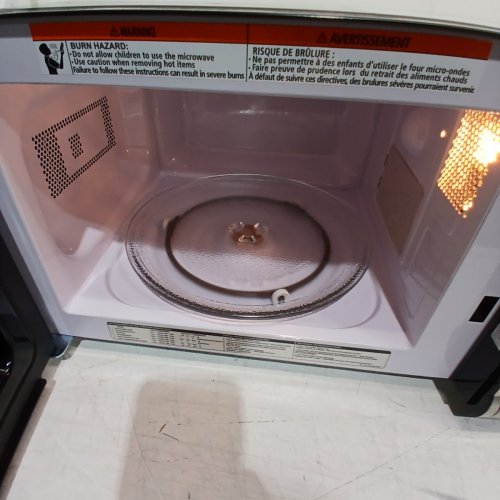 BLACK AND DECKER STAINLESS STEEL MICROWAVE - 700W - 0.7 CUFT - BLACK/SILVER (MODEL: EM720CB7-P/CA) image 3