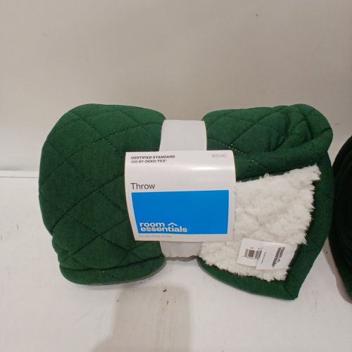 ROOM ESSENTIALS SHERPA QUILTED THROW - 50" X 60" -GREEN/WHITE image 2