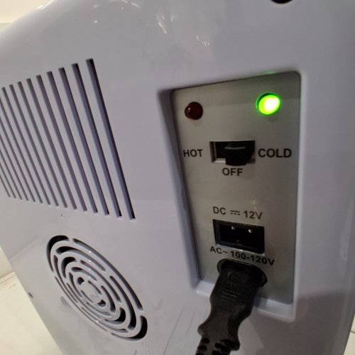 YOPOWER MINI PORTABLE COMPACT PERSONAL THERMOELECTRIC FRIDGE COOLER BOX WITH OUTLET & 12 V CAR CHARGER - 220 V - 22 L - WHITE (MODEL: AQ-22 L) image 2