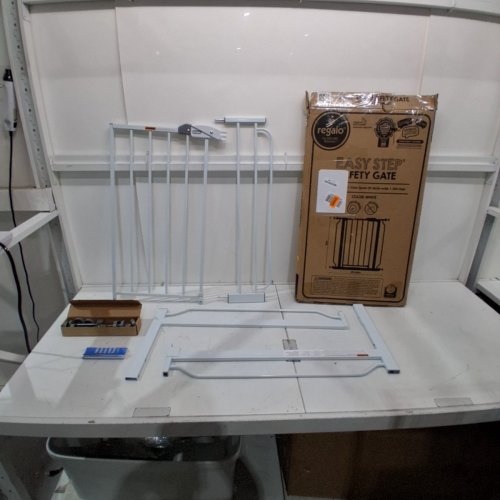 REGALO EASY STEP SAFETY GATE - 29"- 38.5" X 30" - WHITE (MODEL: 1160-DS) image 2