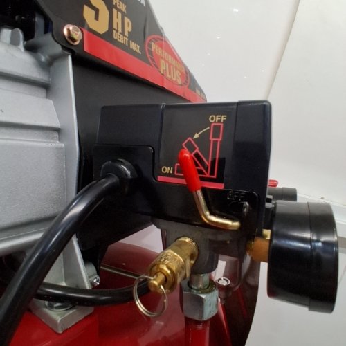 KING CANADA 5 PEAK HP AIR COMPRESSOR WITH UNIVERSAL 1/4" ONE TOUCH QUICK COUPLER - 20GAL, 110V - RED (MODEL: 8498) image 2