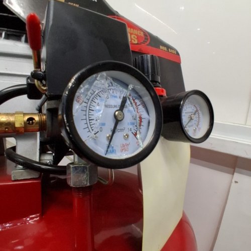 KING CANADA 5 PEAK HP AIR COMPRESSOR WITH UNIVERSAL 1/4" ONE TOUCH QUICK COUPLER - 20GAL, 110V - RED (MODEL: 8498) image 4