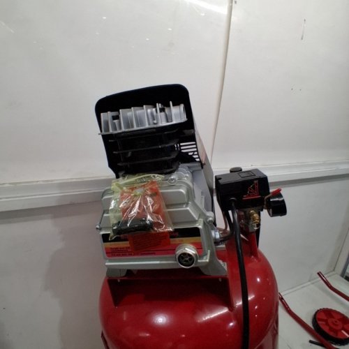 KING CANADA 5 PEAK HP AIR COMPRESSOR WITH UNIVERSAL 1/4" ONE TOUCH QUICK COUPLER - 20GAL, 110V - RED (MODEL: 8498) image 5