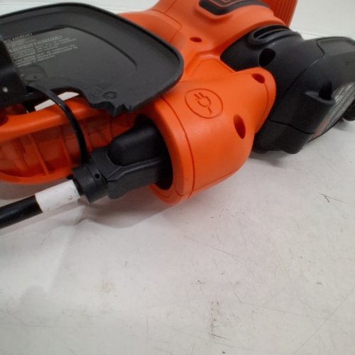 BLACK AND DECKER ELECTRIC HEDGE TRIMMER - 16" - 120V - CORDED - ORANGE (MODEL: BEHT100) image 2