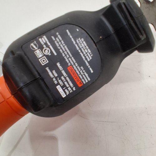 BLACK AND DECKER ELECTRIC HEDGE TRIMMER - 16" - 120V - CORDED - ORANGE (MODEL: BEHT100) image 3
