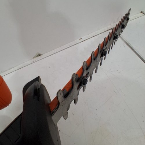 BLACK AND DECKER ELECTRIC HEDGE TRIMMER - 16" - 120V - CORDED - ORANGE (MODEL: BEHT100) image 5