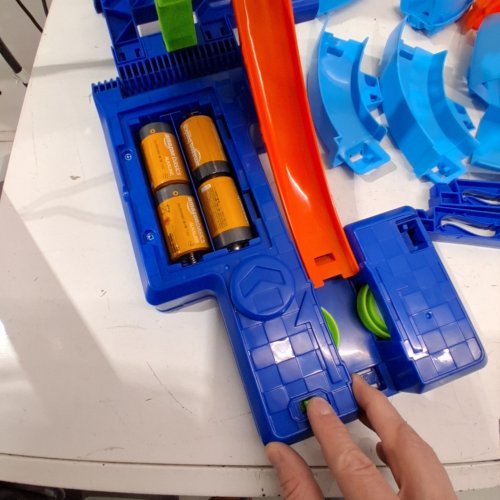 HOT WHEELS STUNT MID-AIR CRASH TRACK SET WITH 1:64 SCALE DIECAST TOY CAR & MOTORIZE BOOSTER - MULTI-COLOURED (MODEL: JKJ78 ) image 2