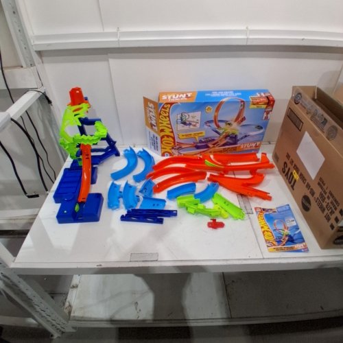 HOT WHEELS STUNT MID-AIR CRASH TRACK SET WITH 1:64 SCALE DIECAST TOY CAR & MOTORIZE BOOSTER - MULTI-COLOURED (MODEL: JKJ78 ) image 4