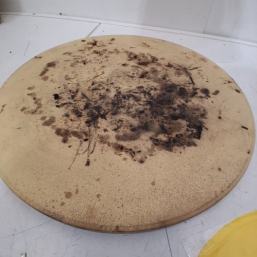 ROUND CORDIERITE PIZZA STONE WITH ALUMINUM PEEL - 15" X 0.67" - BEIGE (MODEL: VV38015P) image 3