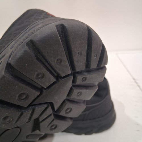 MEN'S LACE-UP ATHLETIC WALKING SHOES WITH MESH PANELS AND LUG SOLE - SIZE 9 - BLACK WITH RED ACCENTS image 4