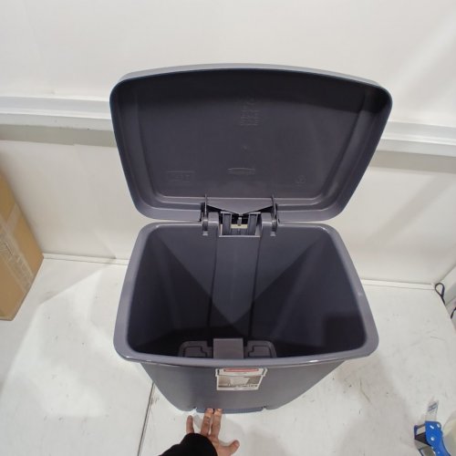 RUBBERMAID STEP-ON GARBAGE CAN - 31L - GREY image 4