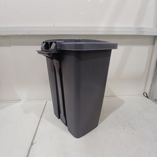 RUBBERMAID STEP-ON GARBAGE CAN - 31L - GREY image 5