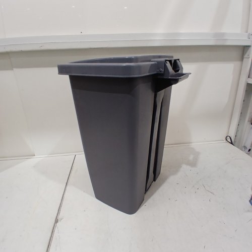 RUBBERMAID STEP-ON GARBAGE CAN - 31L - GREY image 6