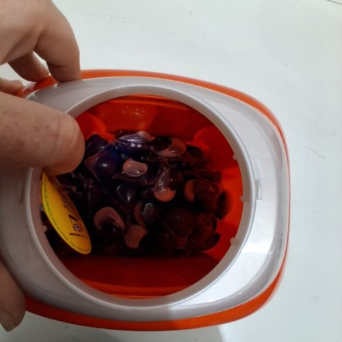~85PK TIDE PODS 4 IN 1 PLUS DOWNY LAUNDRY DETERGENT LIQUID PACS - APRIL FRESH (MODEL: 4645656) image 2