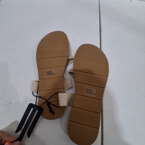 WOMEN'S TIME AND TRU ELASTIC SLIDE ON SANDALS - 10 - CREAM image 5
