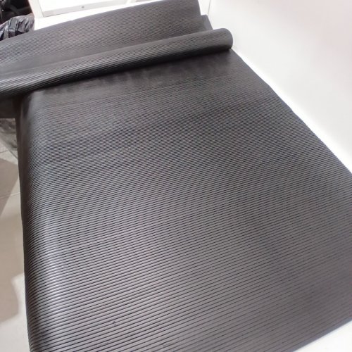 RIBBED NON-SLIP RUBBER GARAGE MAT - 8FT X 3FT - BLACK image 3